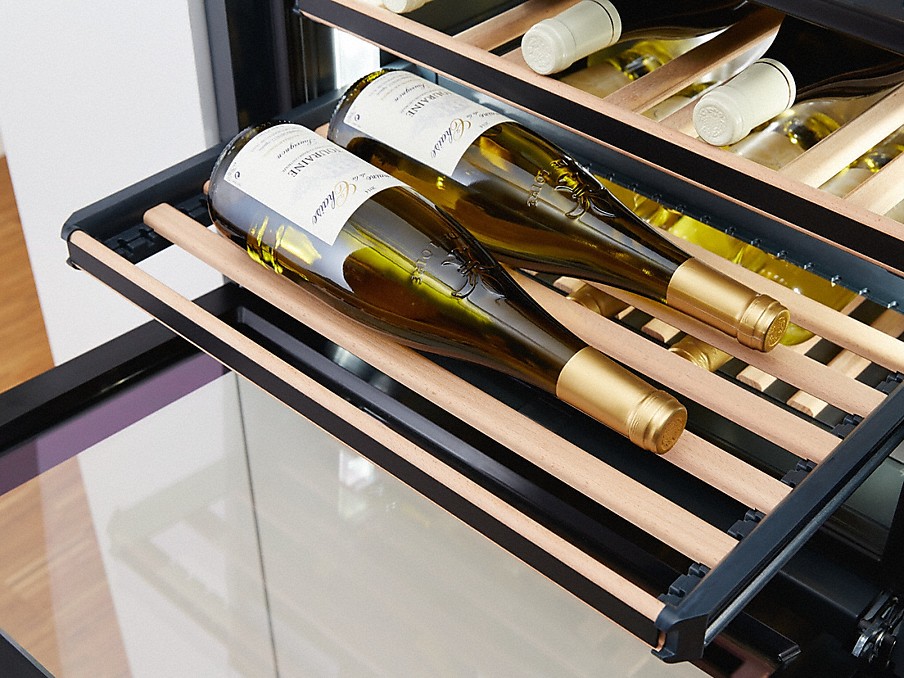 Miele Flexiframe Plus Weinkühlschrank zwei liegende weinflaschen auf einem herausgezogenen miele flexiframe plus holzrost im weinkühlschrank