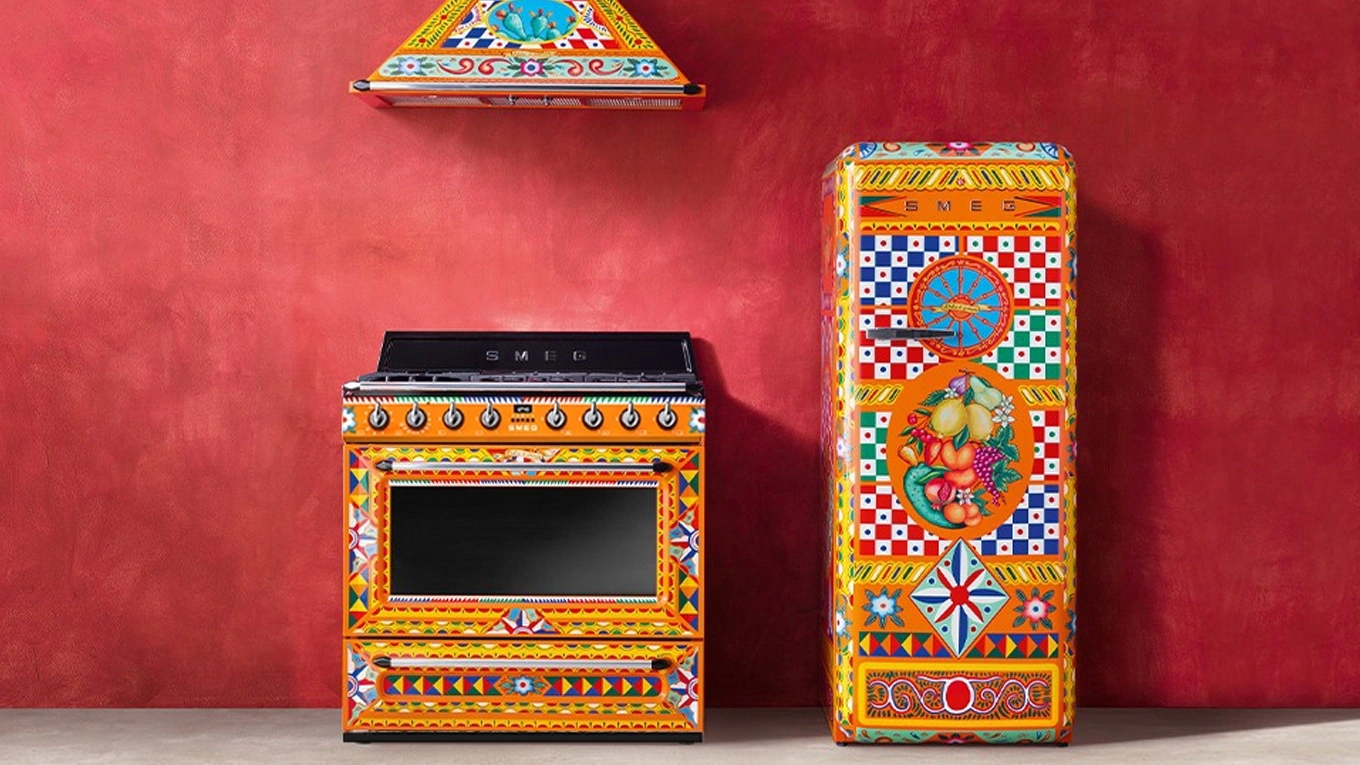 SMEG Dolce & Gabbana Sizilien Backofen & Dunstabzugshaube & Kühlschrank in Orange smeg dolce gabbana divina cucina küchengeräte in orange rot vor einer roten wand
