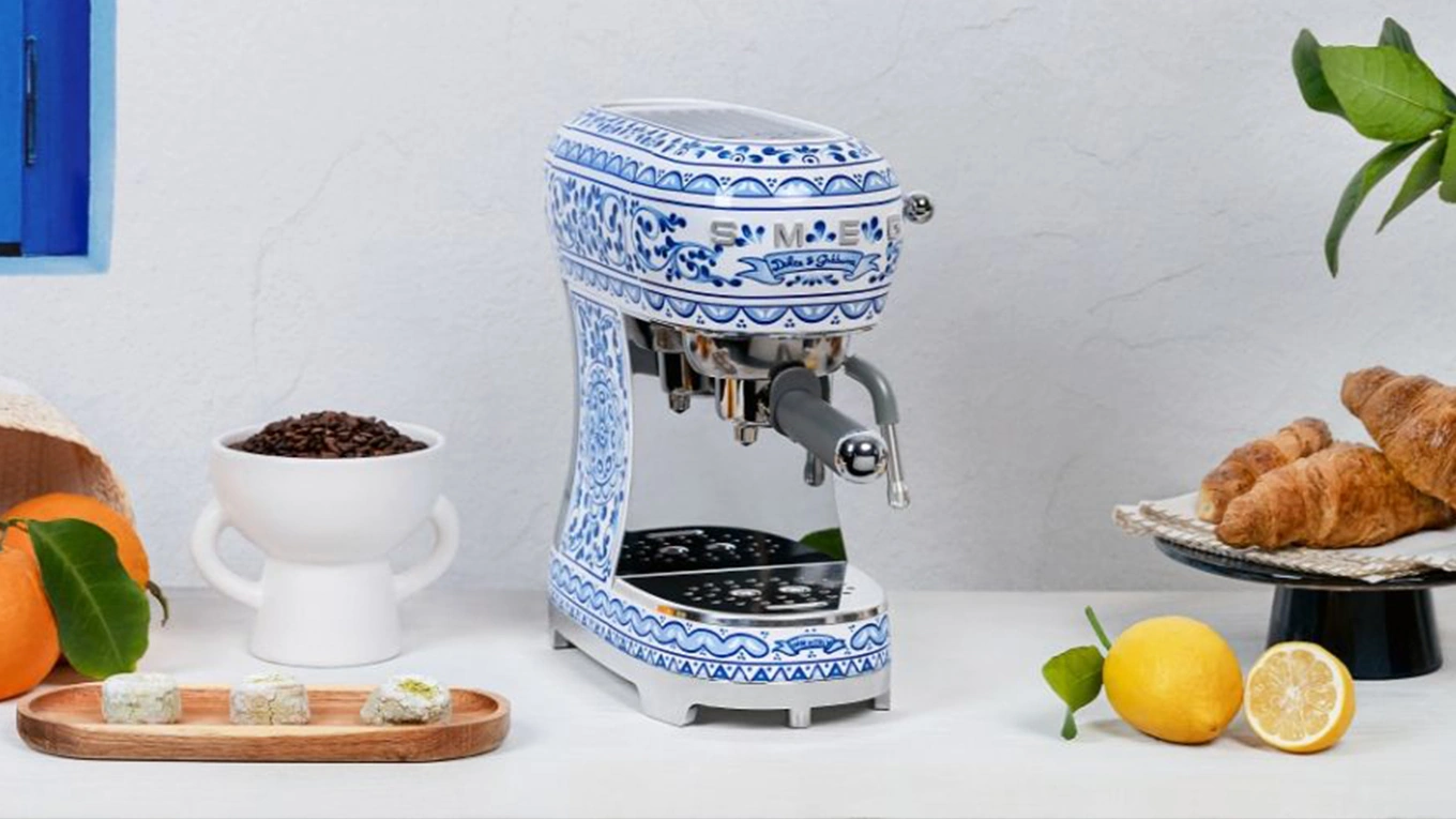 smeg dolce & gabbana blue mediterraneo espresso kaffeemaschine mit siebträger in blau weiß neben zitronen und croissants