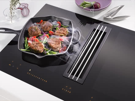 Miele Power Flex-Induktion Miele KMDA Kochfeld mit Flex Induktion und einer PFanne mit Hackbaellchen