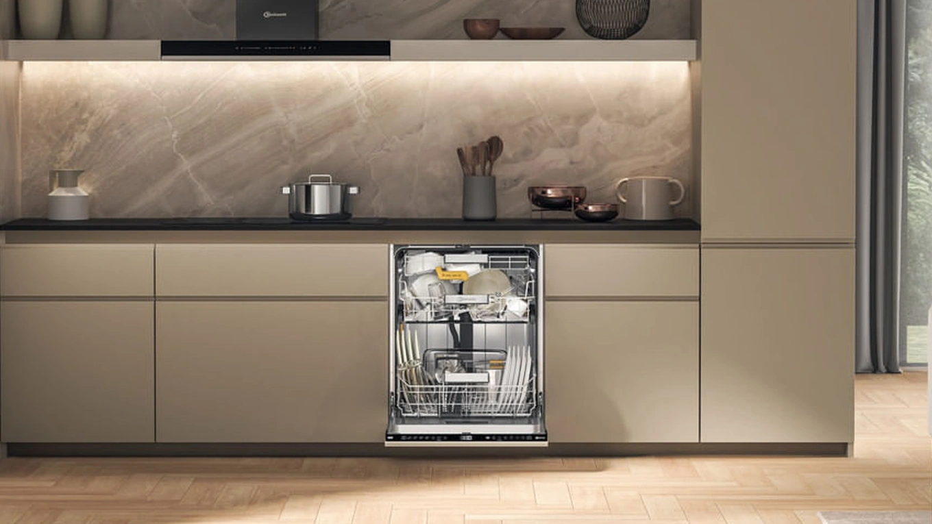 Bauknecht MaxiSpace Geschirrspüler Bauknecht MaxiSpace Geschirrspüler in einer beigen grifflosen küche