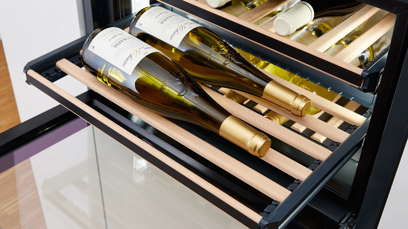 miele flexiframe für den weinschrank liegende weinflaschen im miele flexiframe für den weinschrank