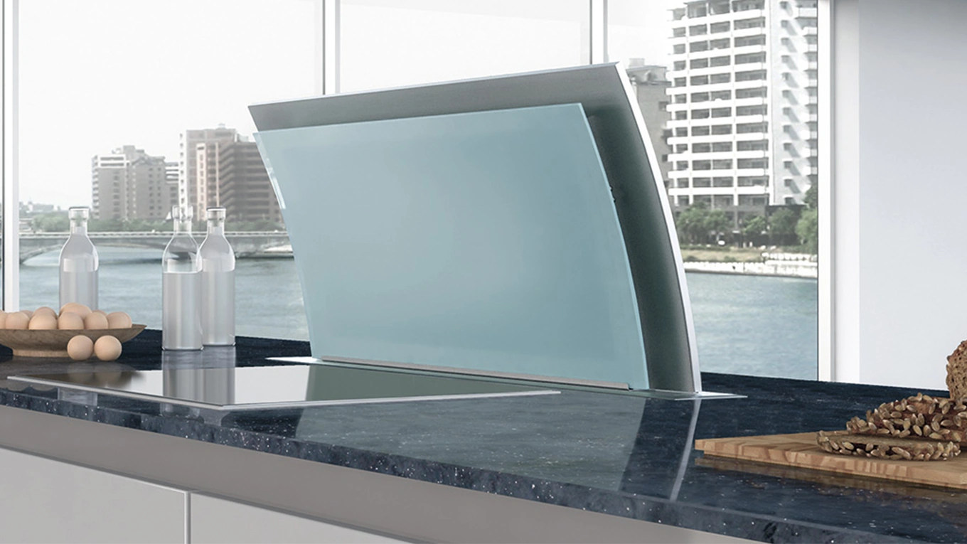 Gutmann Futura Tischlüfter in einer arbeitsplatte vor einem großen fenster mit skyline blick