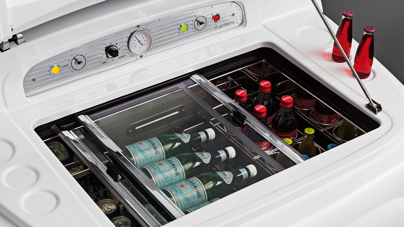smeg fiat 500 minibar smeg fiat 500 minibar detail mit flaschen kühlen