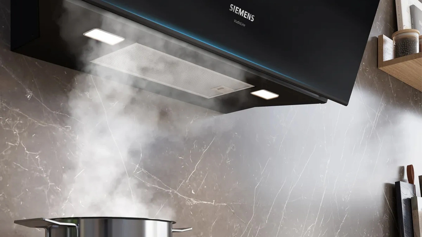 Siemens Dunstabzugshaube Siemens Wand-Dunstabzugshaube zieht kochdunst aus einem Topf ab