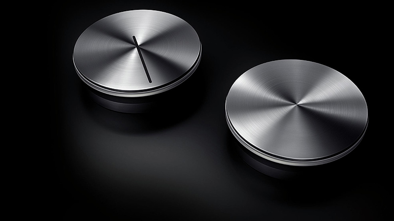 Design trifft Ingenieurskunst zwei gaggenau bedienknebel in edelstahl nebeneinander auf einem schwarzen untergrund