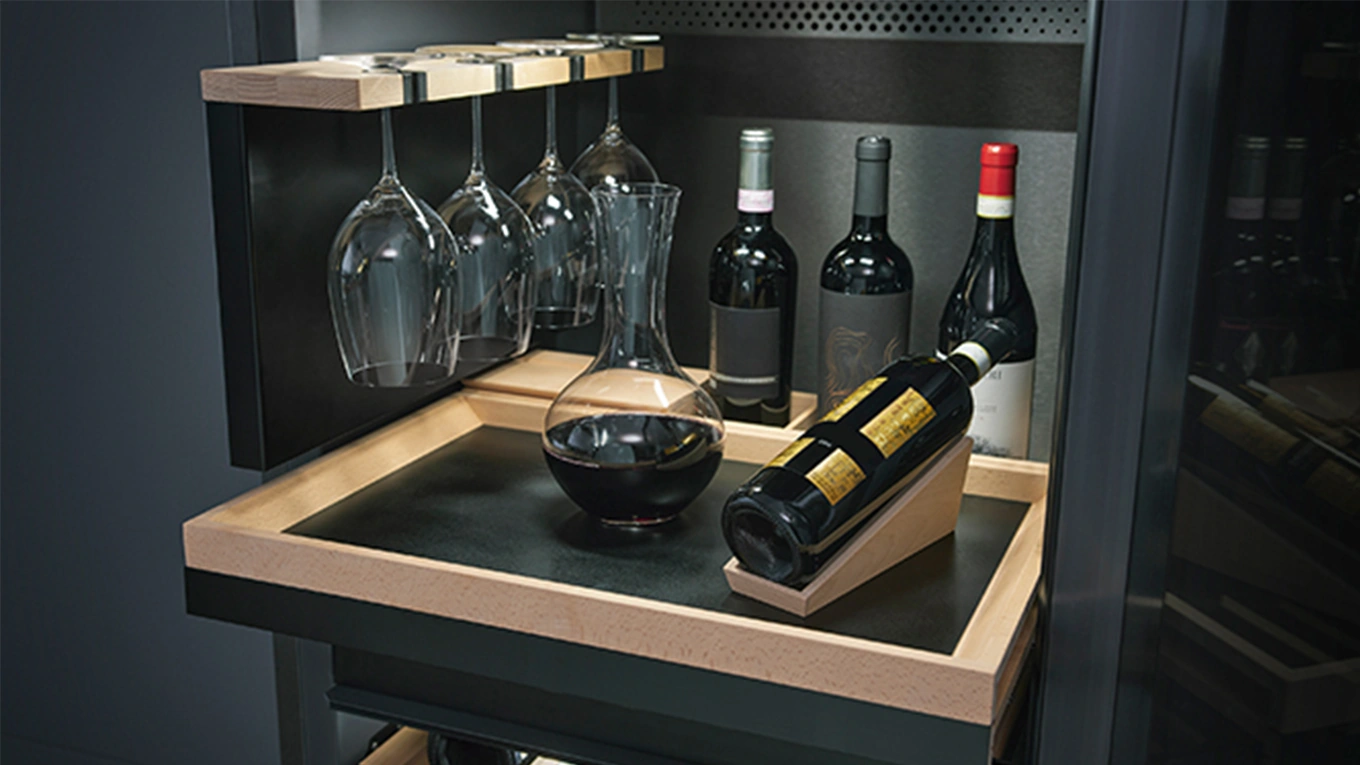 miele wss 6700 wein sommelier set mit weinflaschen dekantierer und weingläsern im weinkühlschrank