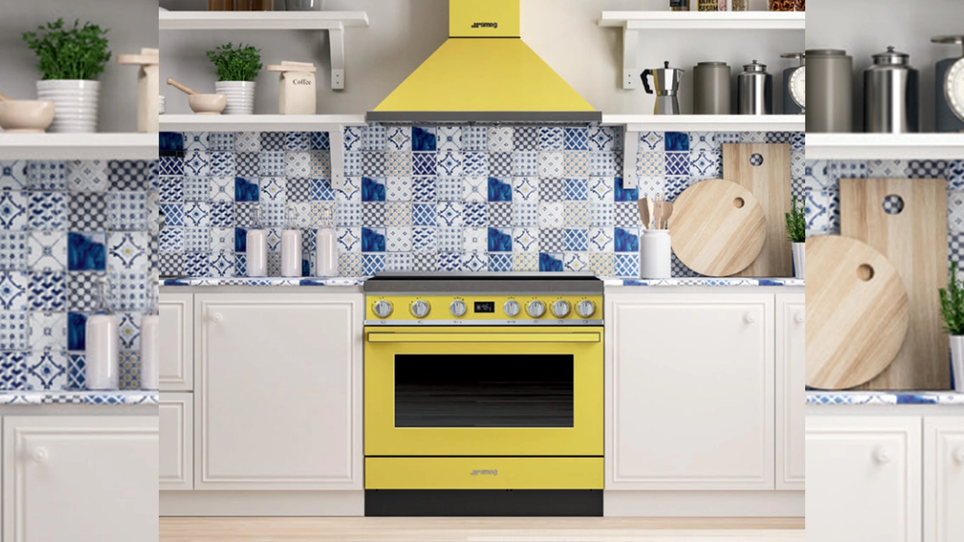 SMEG Portofino Herd & Dunstabzugshaube smeg portofino herd und dunstabzugshaube in gelb zwischen weißen küchenschränken