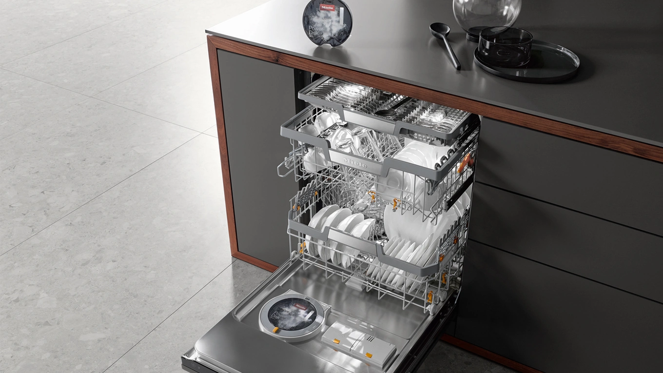 miele geschirrspüler g7000 mit auto dos geöffneter und voll belandener miele geschirrspüler g7000 mit auto dos von oben