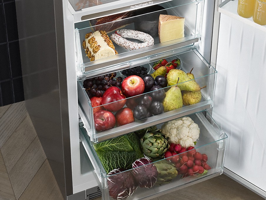 drei volle miele perfect fresh pro schubladen für obst und gemüse in einem miele standkühlschrank