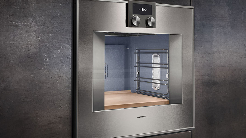 ein Gaggenau Serie 400 Backofen ohne griff in einer dunklen metallic kuechenfront