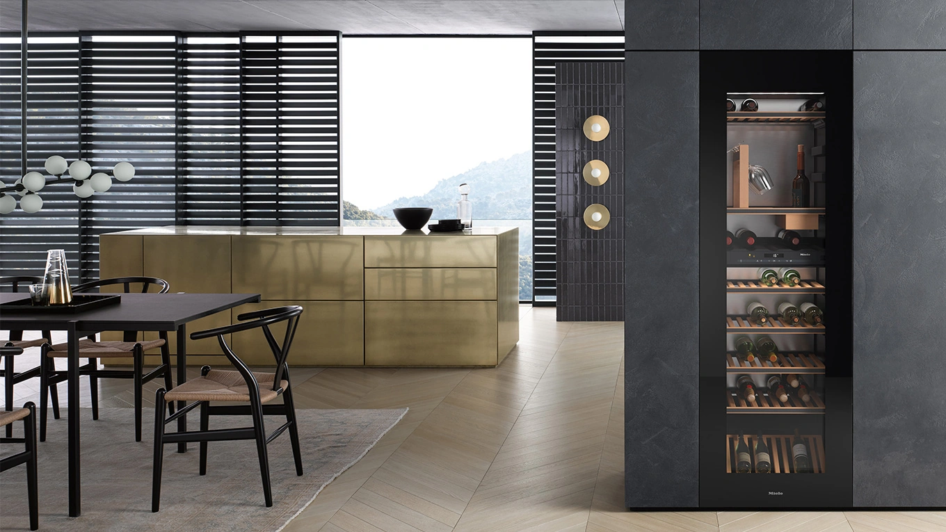 miele weinkühlschrank schwarz großer miele weinkühlschrank in der farbe schwarz mit vielen weinflaschen in einer wohnküche mit esstisch