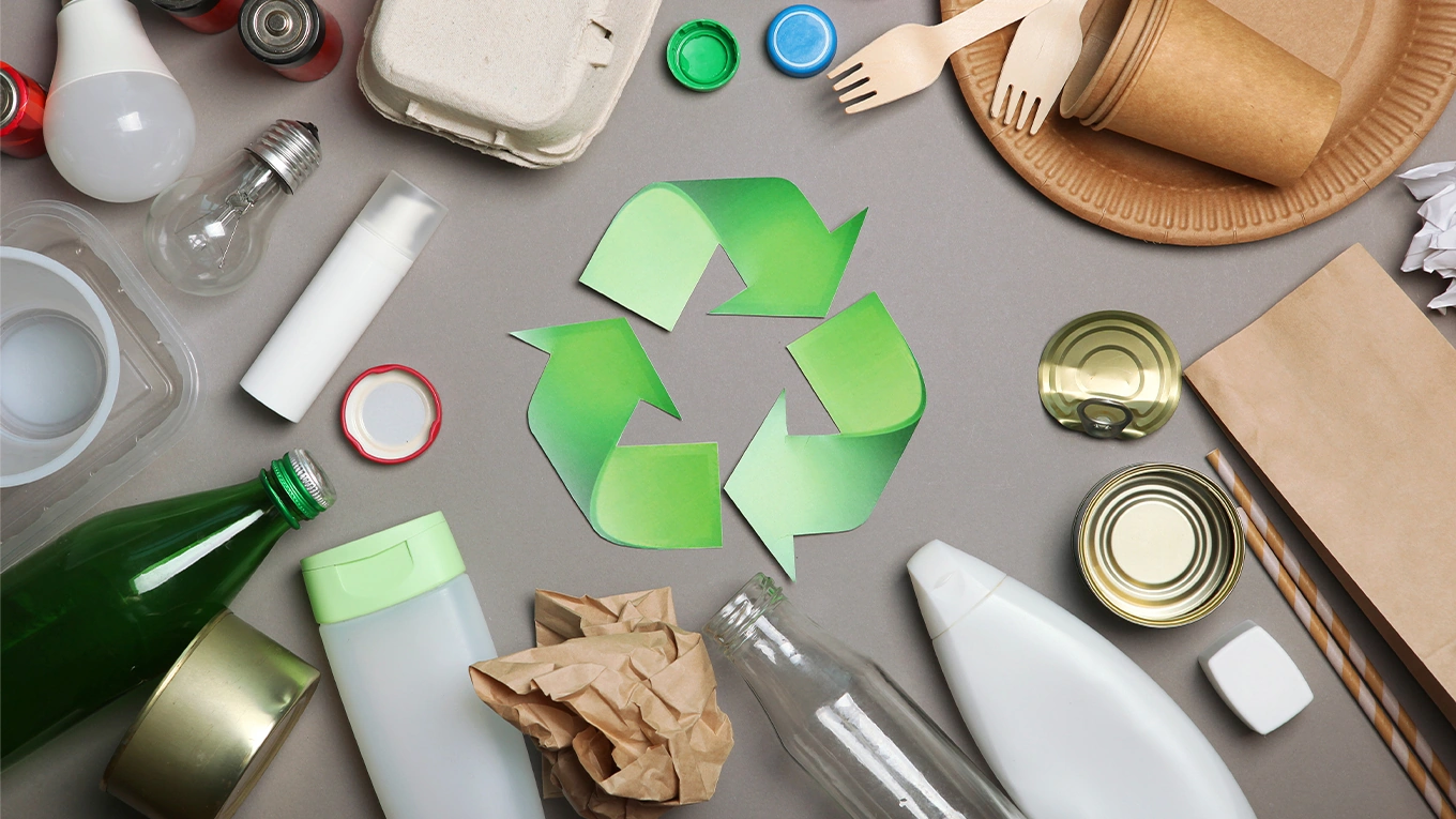 Recycling grünes recycling zeichen mithaushaltsmüll rundherum