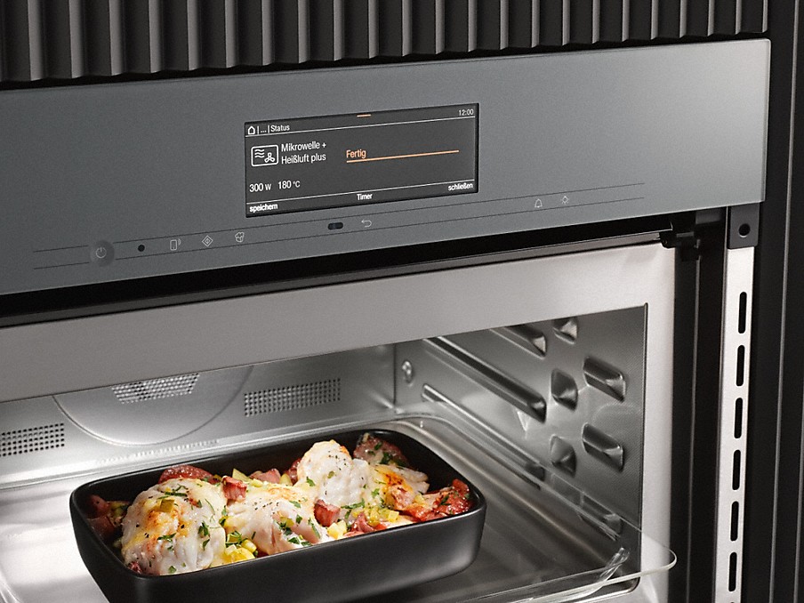 Miele Quick and Gentle gefüllter schwarzer bräter in einem miele backofen mit quick and gentle von oben