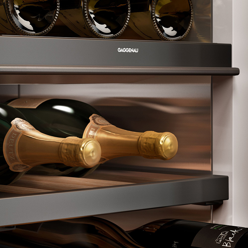 Detailaufnahme von liegend lagernden Champagnerflaschen in einem gaggenau weinkuehlschrank