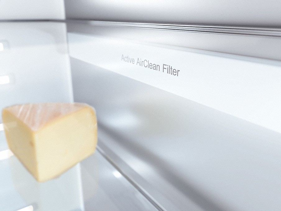 Miele Mastercool Active AirClean Filter Active AirClean Filter neben einem dreieckigen Käsestück in einem Miele Mastercool Kühlschrank