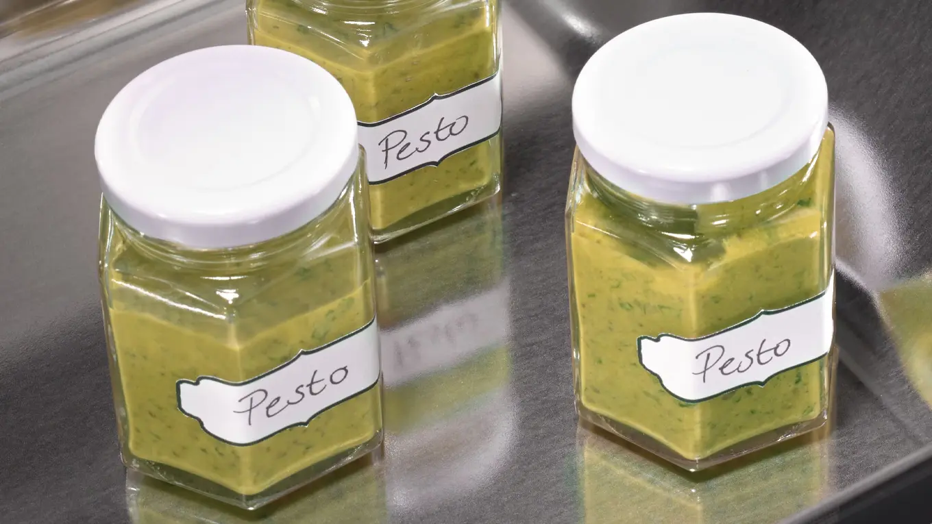 drei behälter pesto in einer miele vakuumierschublade