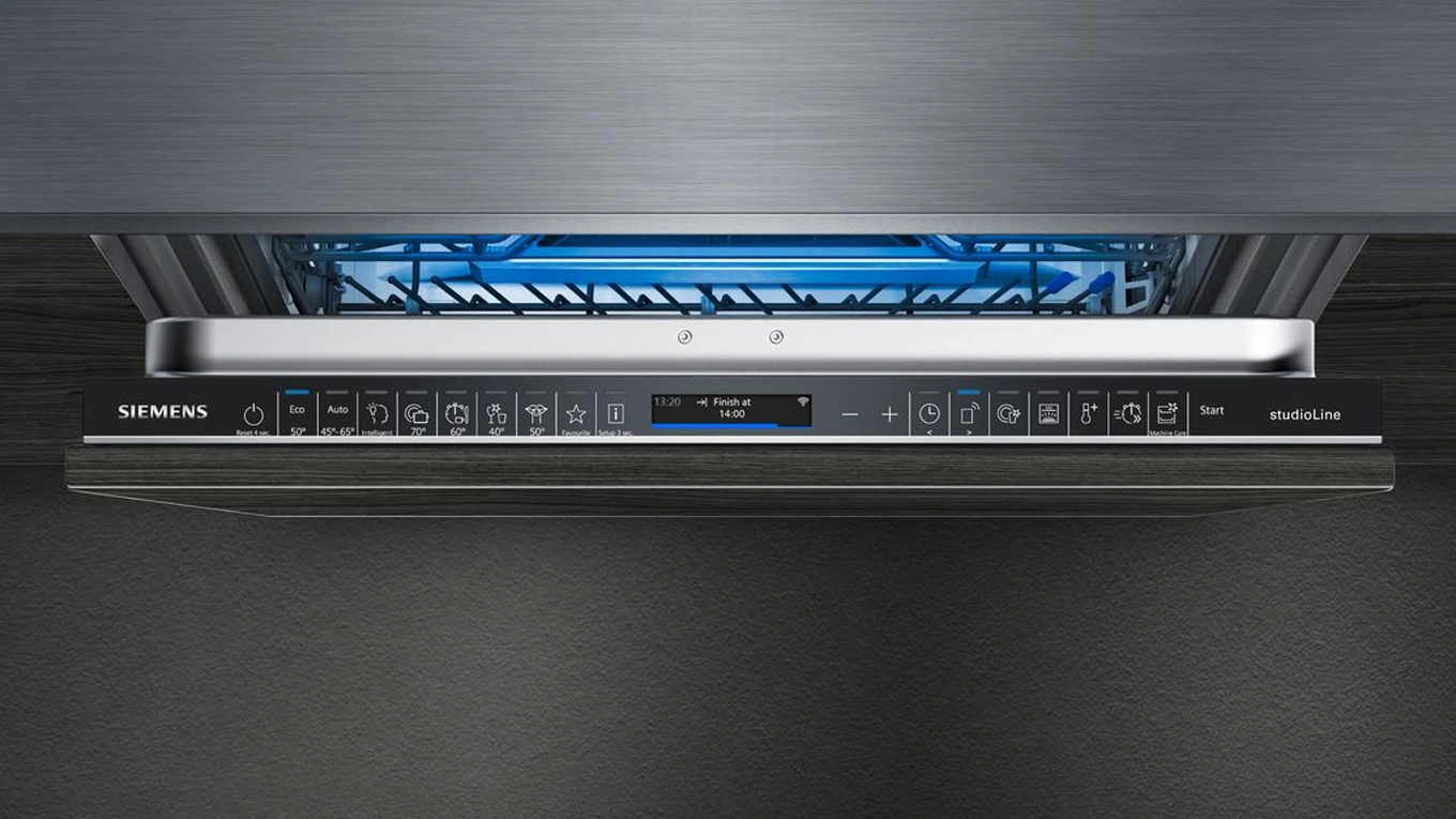 Siemens VarioSpeed Plus Geschirrspüler Leicht geöffneter vollintegrierter Geschirrspüler von Siemens mit VarioSpeed Plus und LED Licht in blau