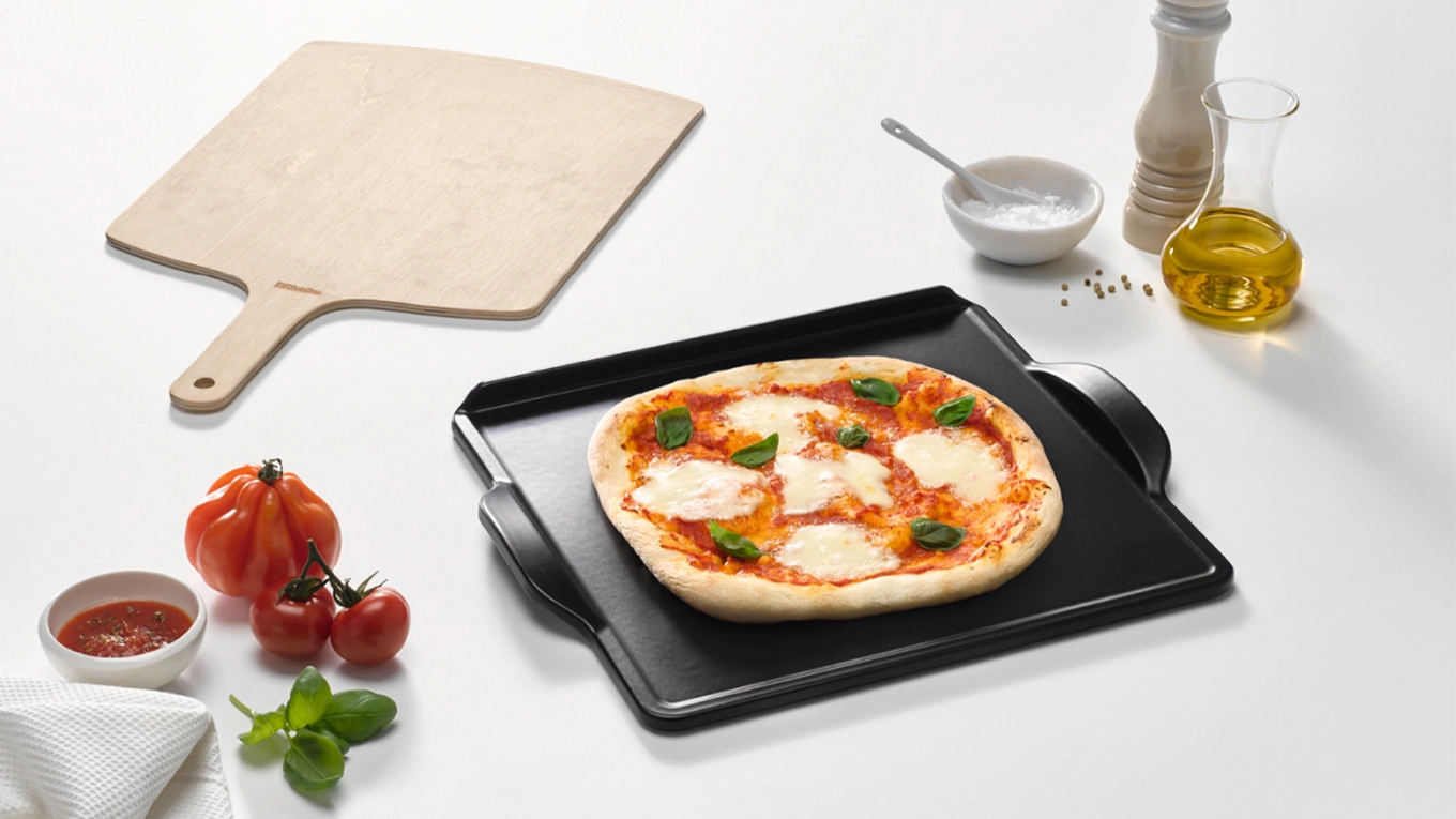 Miele HBS 70 Backstein in schwarz mit Holz Pizzaschieber und Pizza