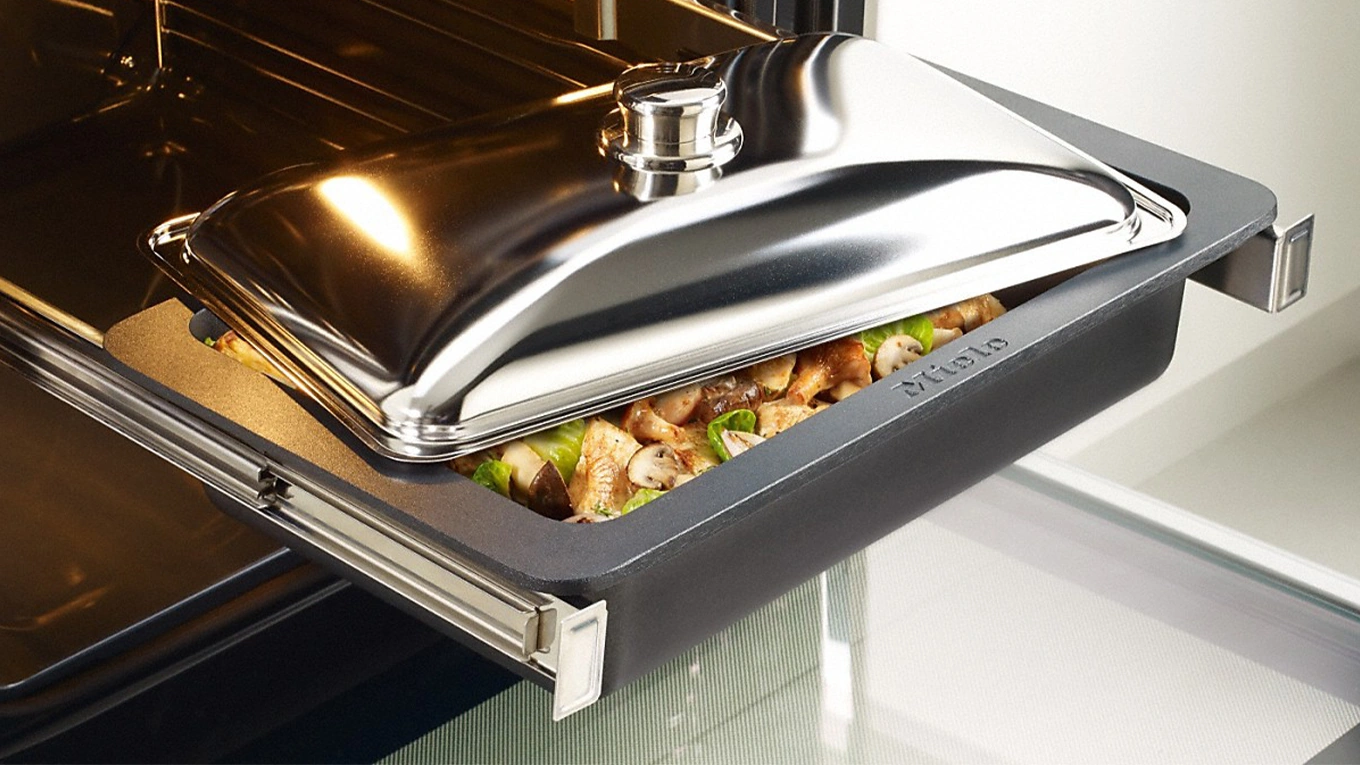 Miele HUB 5001-M Bräter mit Edelstahl Deckel Edelstahl Deckel auf einem Miele HUB 5001-M Bräter im Backofen mit Teleskopauszug