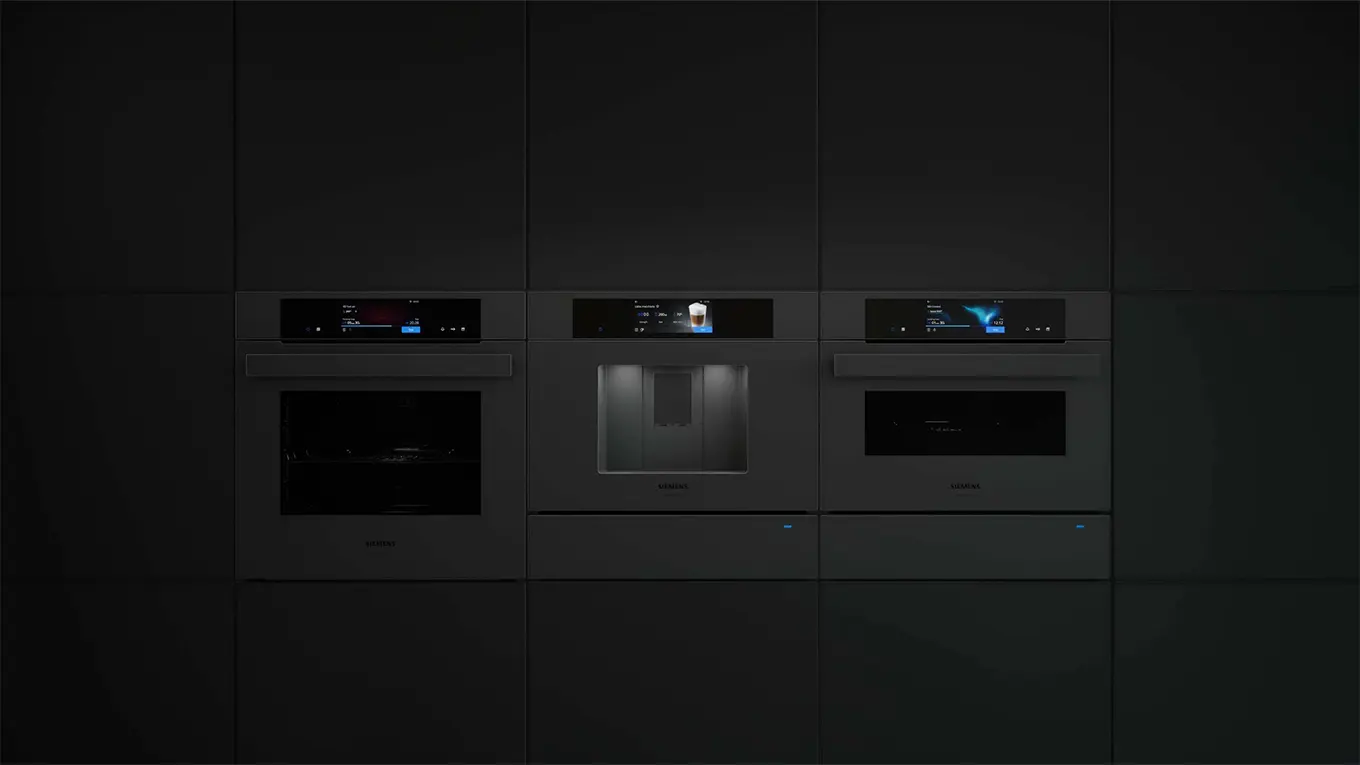 drei Backöfen und kaffeevollautomat nebeneinander in siemens matt edition