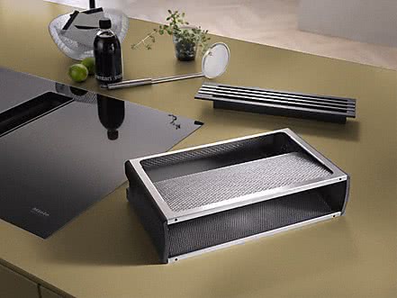 Miele KMDA 7774 Metallfettfilter Miele KMDA 7774 Metallfettfilter auf einer Arbeitsplatte neben dem Kochfeldabzug