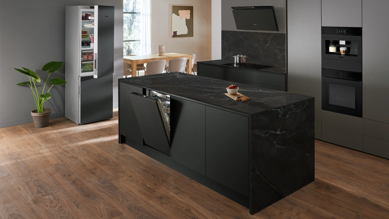 miele artline geräte in obsidianschwarz in einer schwarzen küche