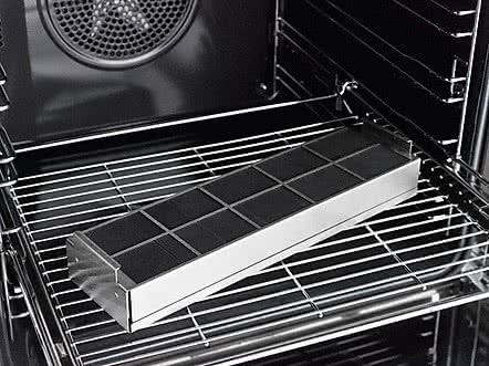 Miele KMDA 7774 Longlife AirClean Filter für den Backofen Regenerierbarer Filter vom Miele KMDA 7774 auf einem Backofen-Rost