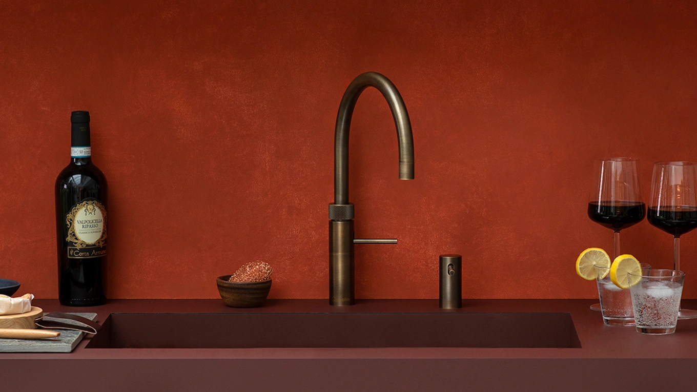 quooker wasserhahn in messing patina quooker wasserhahn in messing patina vor roter küchennische