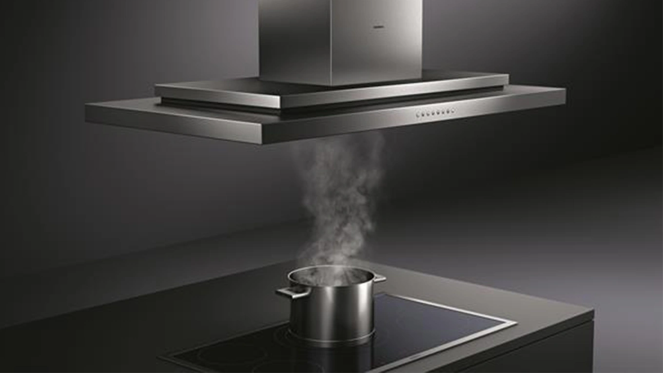 Gaggenau Dunstabzugshaube über einer Kücheninsel mit kochendem Topf und Wasserdampf