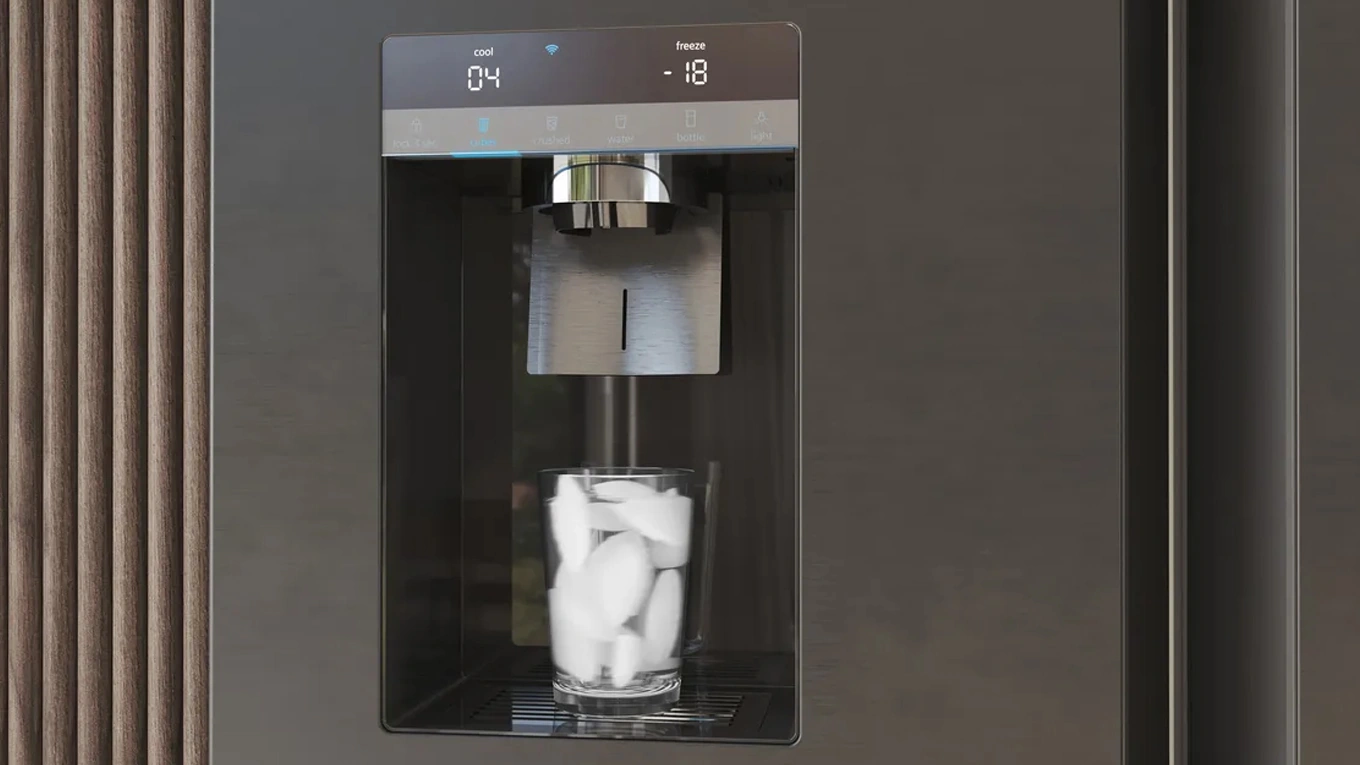 Siemens French Door Kühlschrank mit Eisspender Glas mit Eiswürfeln beim Eisspender vom Siemens French Door Kühlschrank