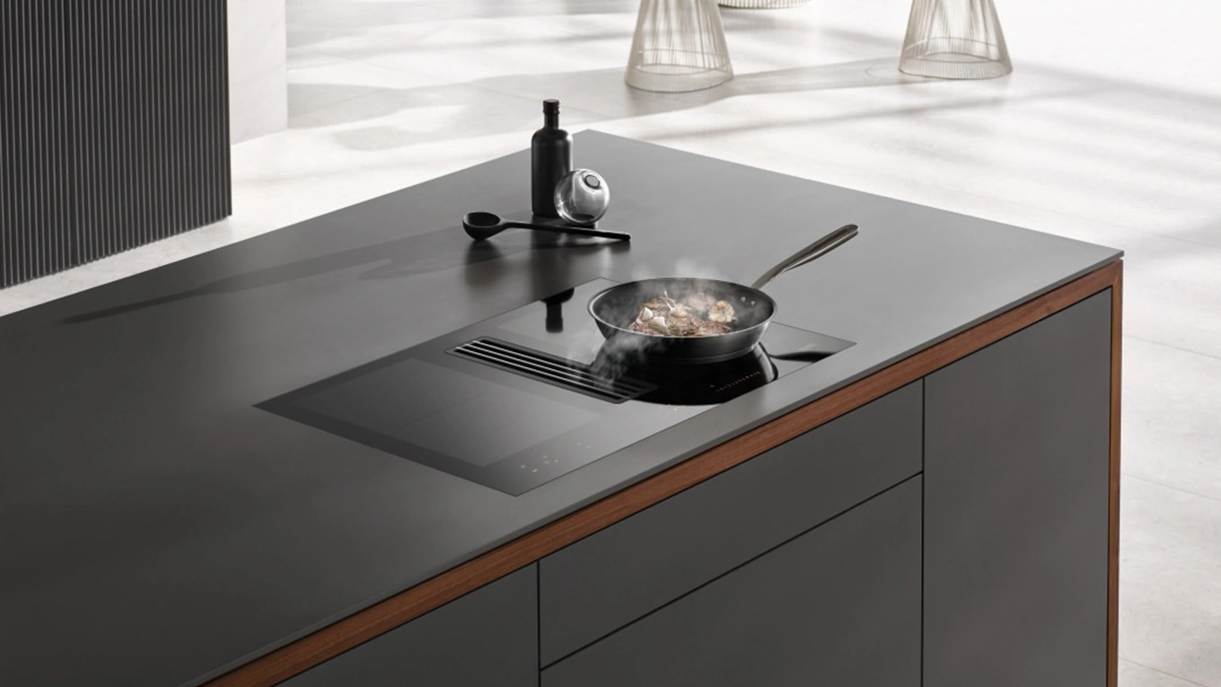 miele kmda 7634 miele kmda 7634 mit Pfanne in einer Kochinsel