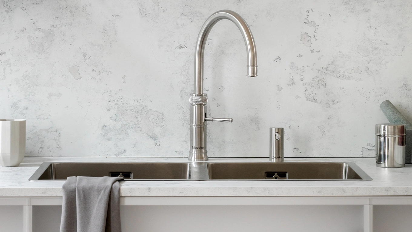 quooker classic fusion round armatur in edelstahl in einer grauen küche