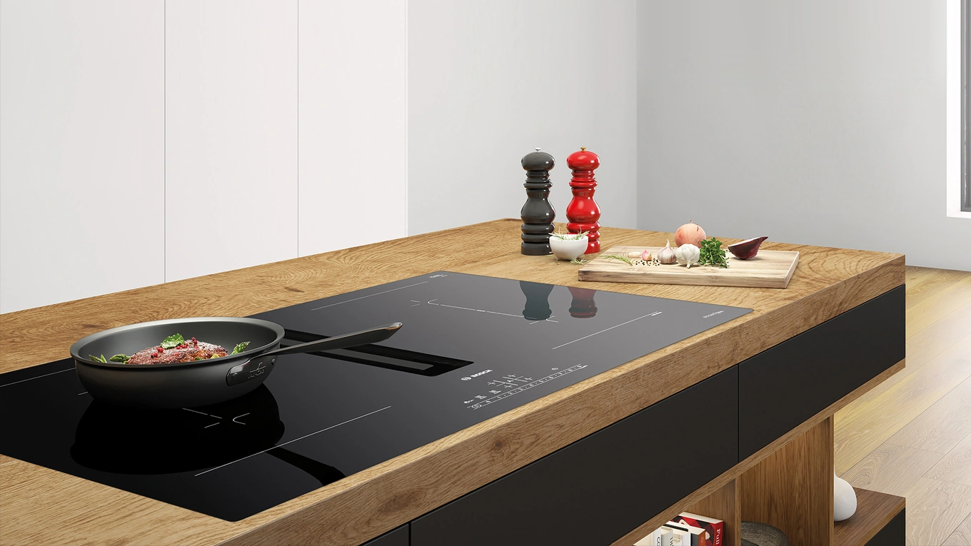 Bosch Kochfeldabzug Pfanne steht auf einem Bosch Kochfeldabzug