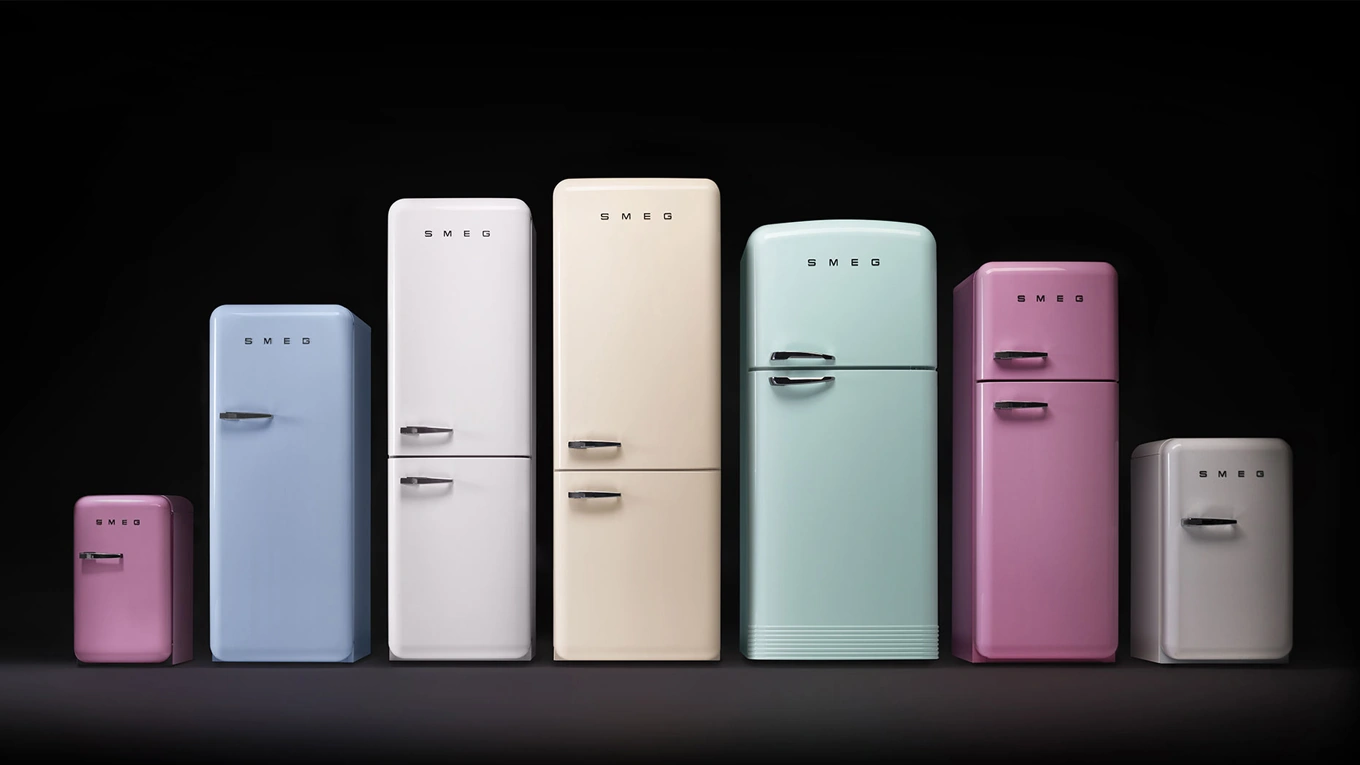 smeg fab retro kühlschränke in verschiedenen größen und farben vor schwarzem hintergrund