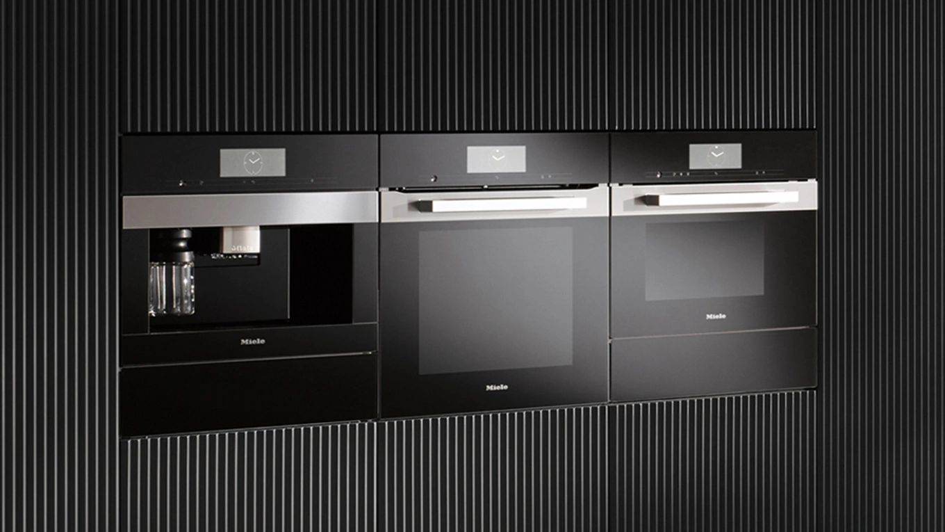 drei Miele generation 7000 einbaugeräte aus der serie pureline in schwarz nebeinander eingebaut