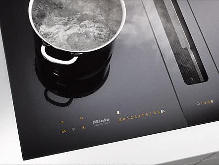 Miele TwinBooster Sprudelnd kochendes Wasser im Topf auf einem Miele Kochfeld mit TwinBooster