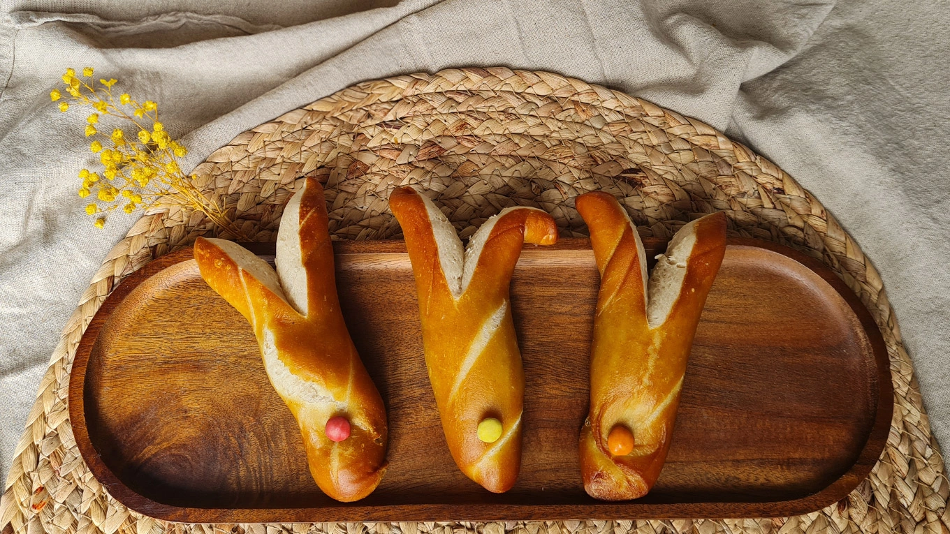 drei laugen osterhasen auf einem holztablett