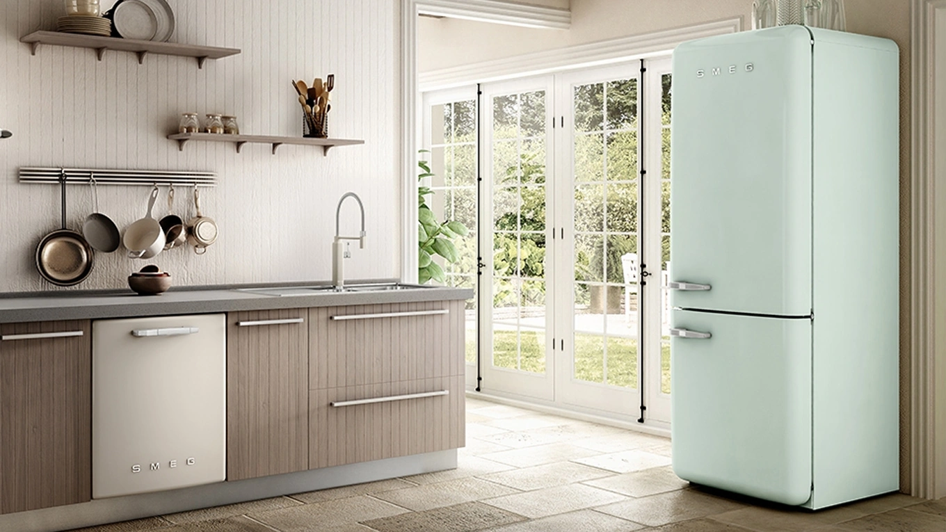 https://www.mykitchens.de/media/33/b8/06/1654590395/mykitchens-magazin-smeg-retro-kuehlschrank-fab38.webp