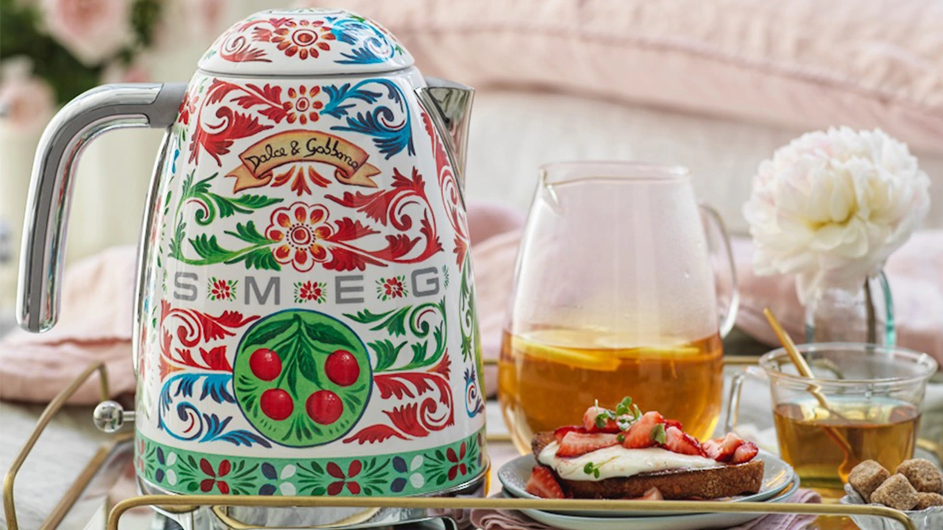 SMEG Dolce & Gabbana Wasserkocher smeg dolce gabbana wasserkocher auf einem tablett mit tee und brot