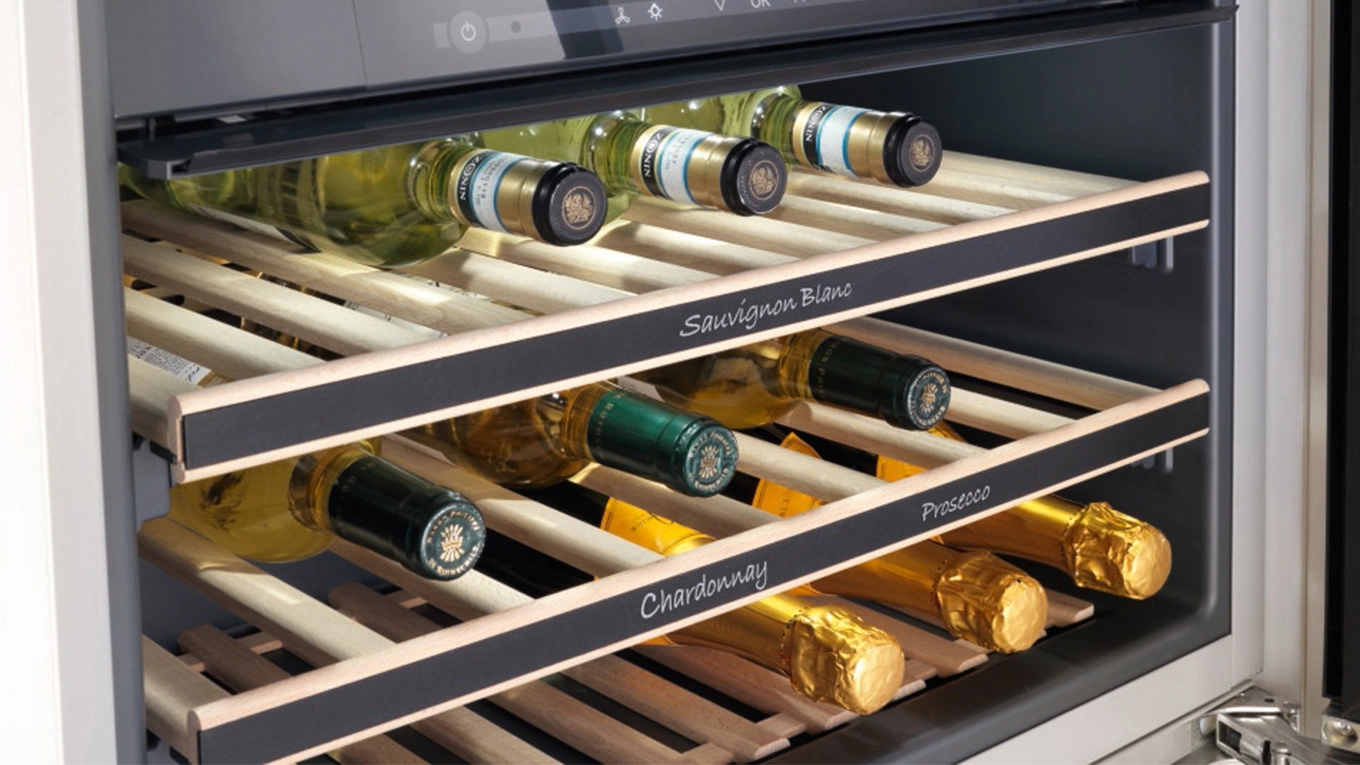 miele noteboard beschreibbare kreideleiste für den weinschrank lagernde Weinflaschen im miele weinkühlschrank mit noteboard als beschreibbare kreideleiste