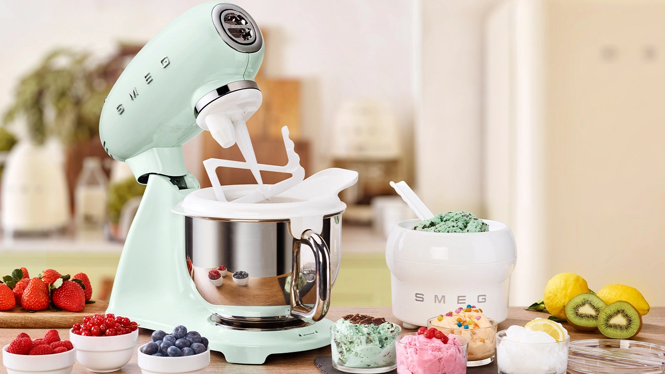 smeg küchenmaschine in pastellgrün als eismaschine