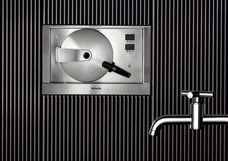 Miele Directwater plus einbau-dampfgarer von miele mit directwater plus in einer gestreiften kuechenfront