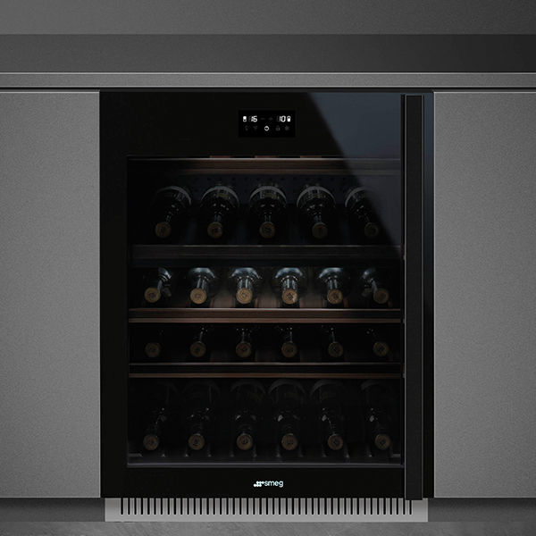 SMEG Weinkühlschrank mit weinflaschen gefüllter smeg einbau weinkühlschrank als unterbau in einer grauen küchenfront