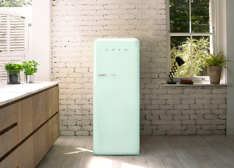 SMEG Kühlgeräte pastellgrüner smeg retro kühlschrank von vorne in einer holzküche