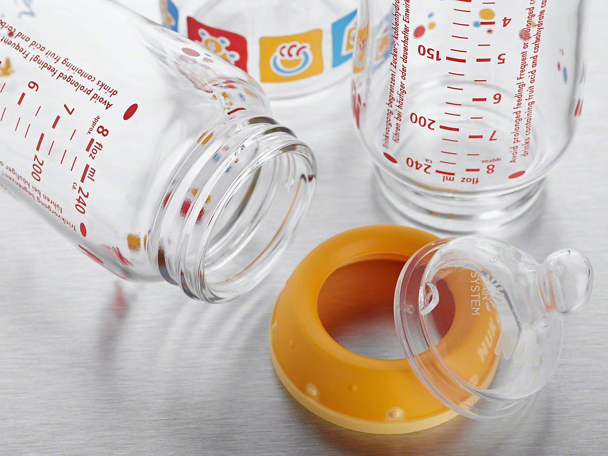 Miele Hygiene Geschirrspüler Babyflaschen mit Sauger auf einer edelstahl oberflaeche