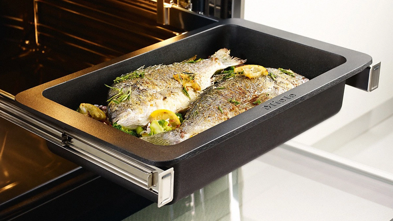 Miele HUB 5001-M Bräter Fisch im Miele HUB 5001-M Bräter im Teleskopauszug