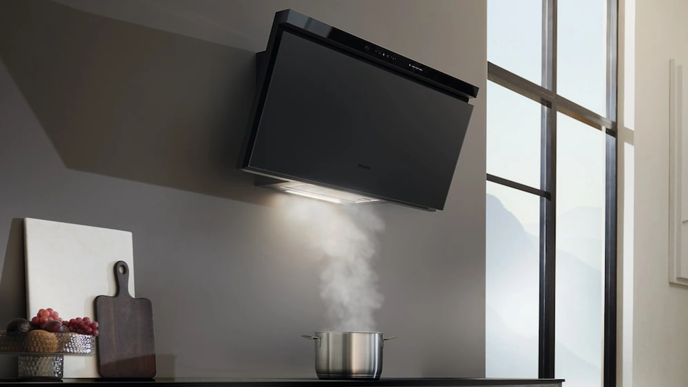 Miele Wanddunstabzugshaube in Obsidianschwarz matt Miele Wanddunstabzugshaube in Obsidianschwarz matt zieht kochdunst aus einem edelstahltopf