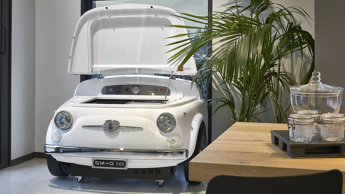 smeg fiat minibar im auto design in der farbe weiß in einem zuhause