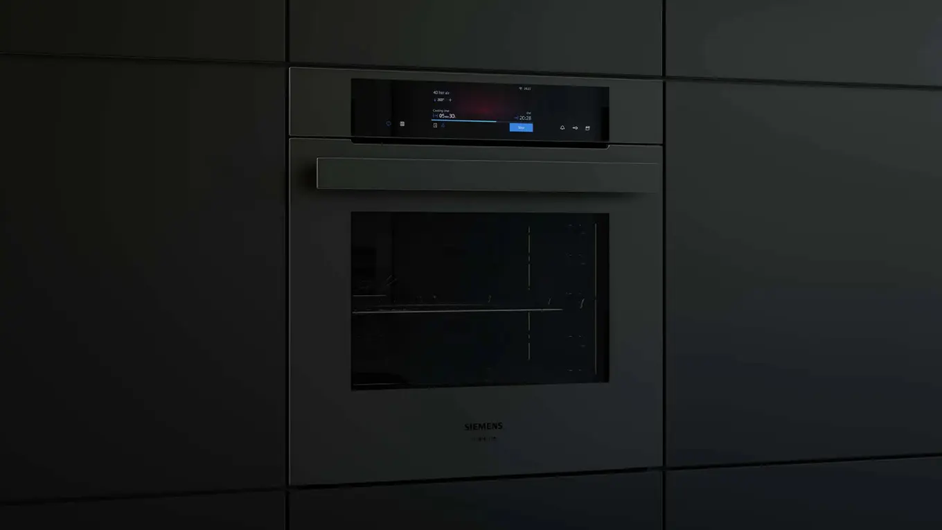 mattschwarzer siemens backofen in einer schwarzen küche